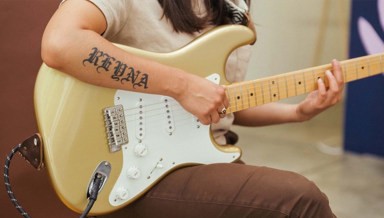 F AOS Strat featured